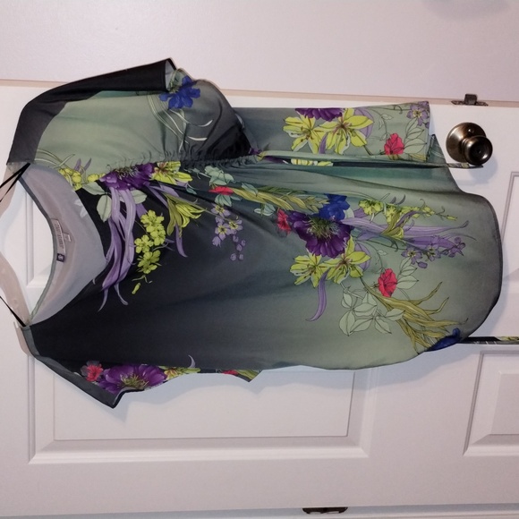 Beautiful top - Picture 1 of 4